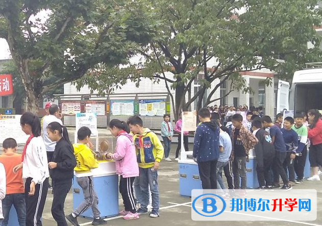 眉山東坡萬勝高級中學(xué)2021年招生辦聯(lián)系電話